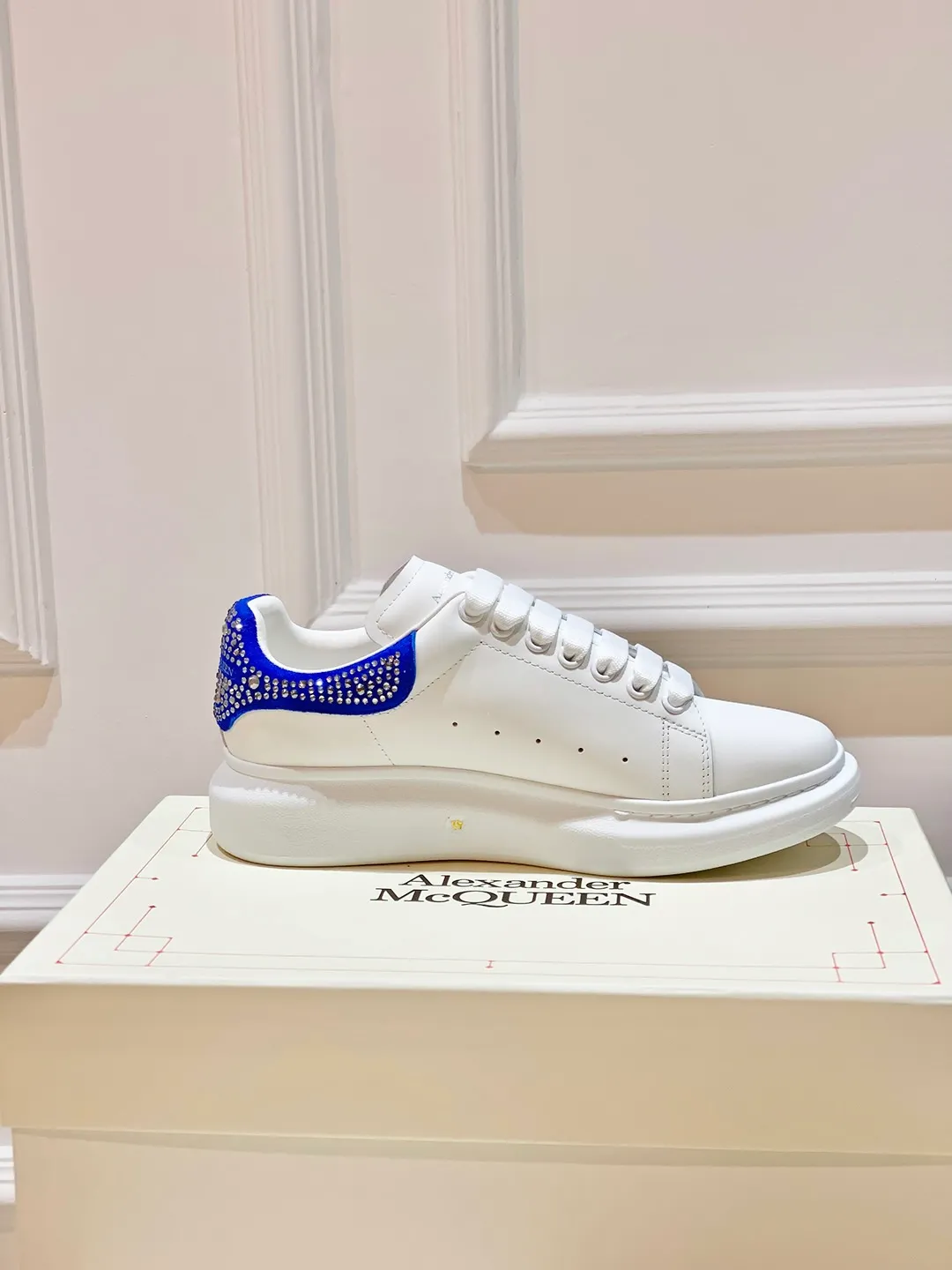 👟👟Ex-factory price 560👟👟 𝐀𝐥𝐞𝐱𝐚𝐧𝐝𝐞𝐫 𝐌𝐜𝐐𝐮𝐞𝐞𝐧A must-have for going out ~ full of confidence. McQueen white shoes are versatile and can instantly elongate your proportions. The long legs that fill the screen make you confident, sweet and cool, and can be controlled by both male and female gods, making you look better as you wear them. ⭐Shoe upper material: first-layer cowhide ⭐Shoe lining material: sheepskin ⭐Available sizes: 35-40, male 39-45 (female 40, male 45 customized)